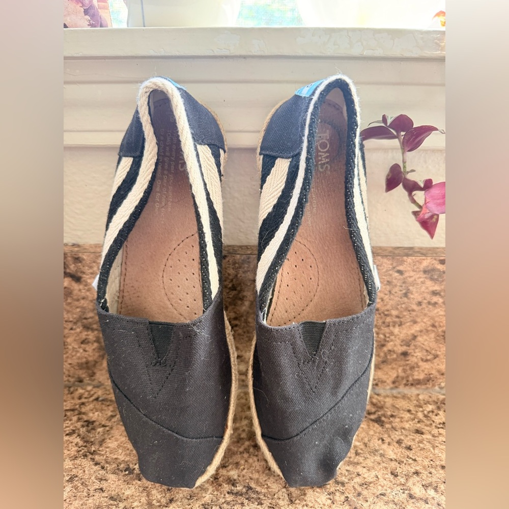TOMS Black Canvas Espadrilles Slip On Flats Women’s Size 8 Boho Casual